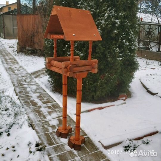 Кормушка для птиц на куриных ножках