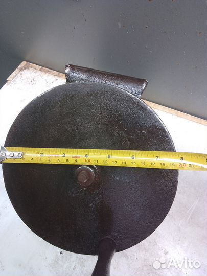 Старинная зернодробилка,жернова, мельница