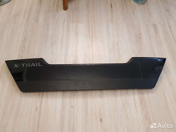 Накладка задней двери x-trail
