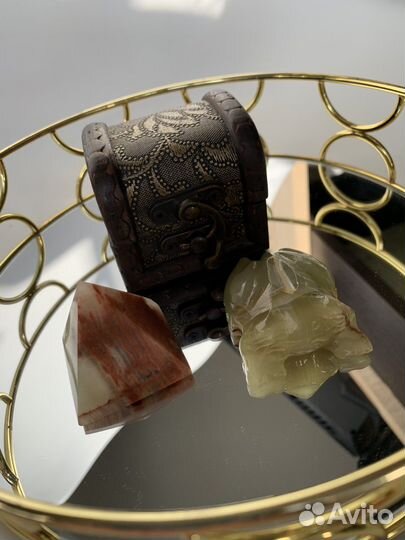 Лягушка и пирамидка камень и сундук