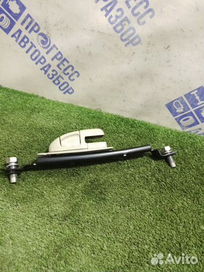 Регулятор ремня безопасности левый Nissan Tiida