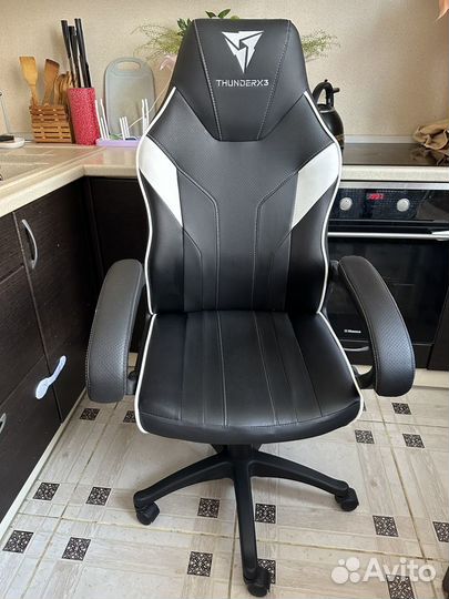 Игровое компьютерное кресло thunderx3