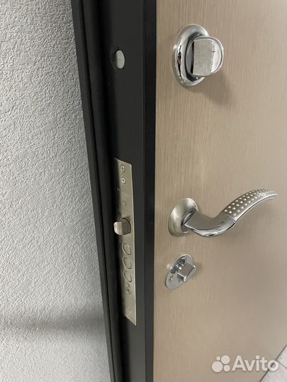 Дверь входная металлическая от застройщика