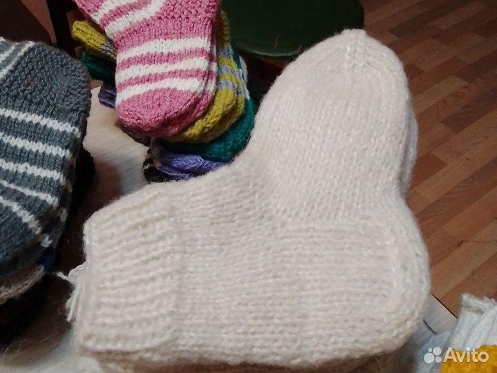 Вязанные носки и рукавицы