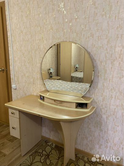 Трюмо с зеркалом бу