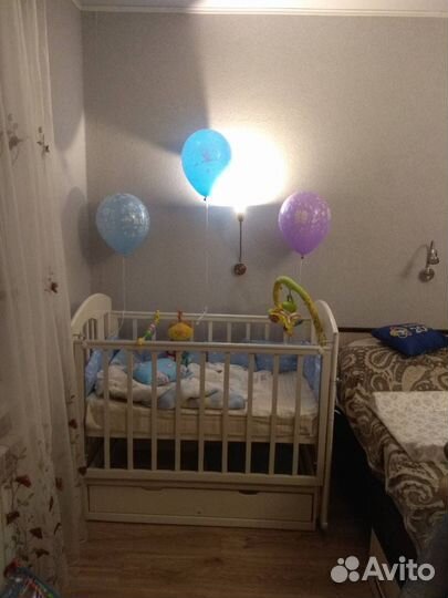 Детская кроватка с маятником и ящиком