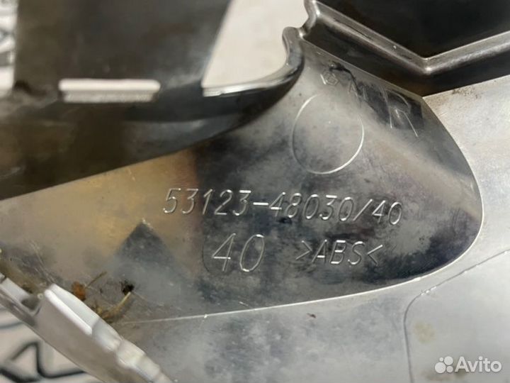 Молдинг решетки радиатора прав. перед. Lexus RX300