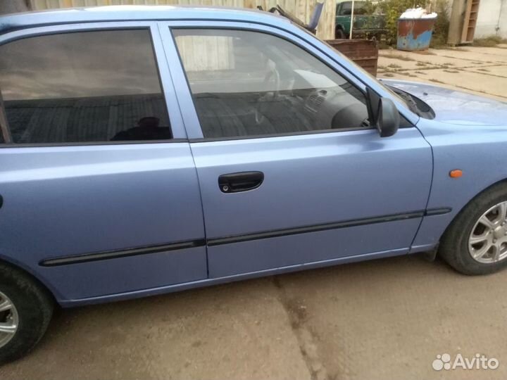 Стекло передней правой двери Hyundai Accent