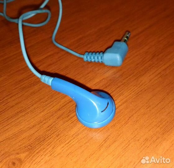Наушник в одно ухо