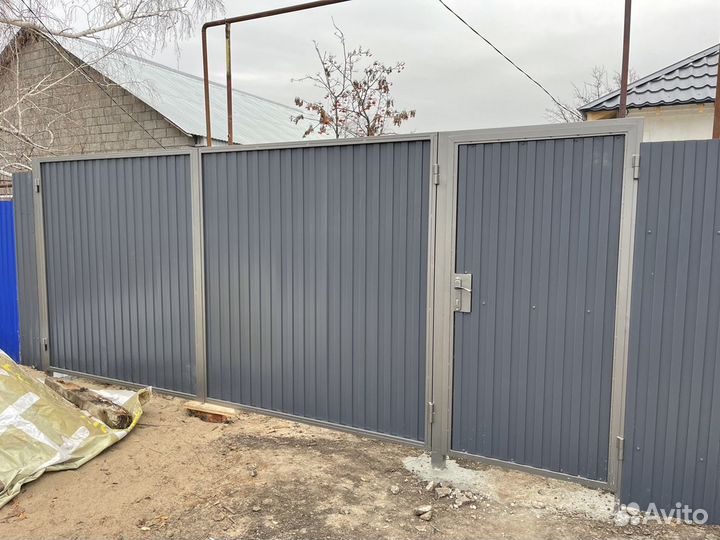 Металлический забор с воротами и калиткой