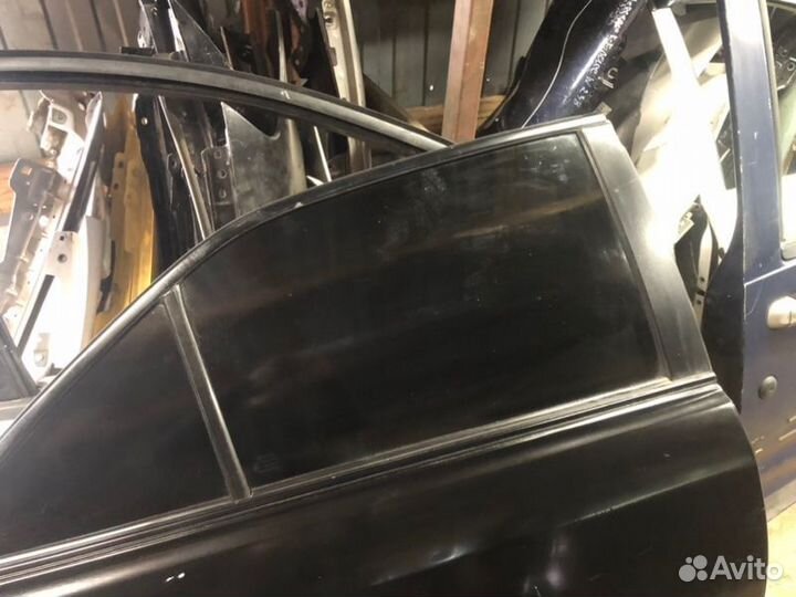 Стекло двери заднее правое Toyota Camry 40