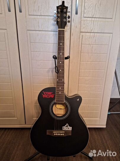 Акустическая гитара elitaro и стойка для гитары