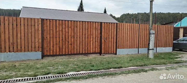 Забор из деревянного штакетника. Монтаж под ключ