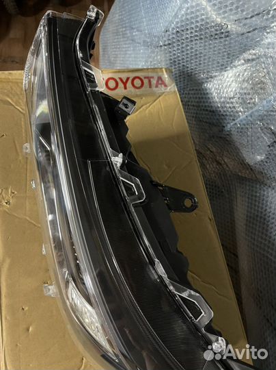 NEW фара левая Toyota RAV 4 50 оригинал