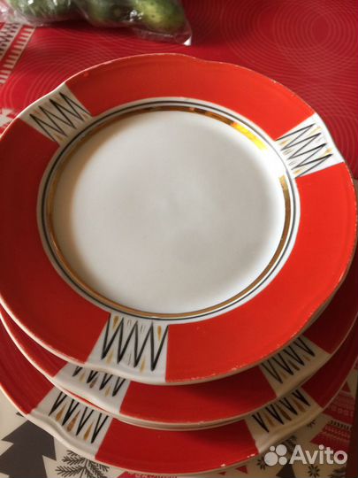 Столовые тарелки