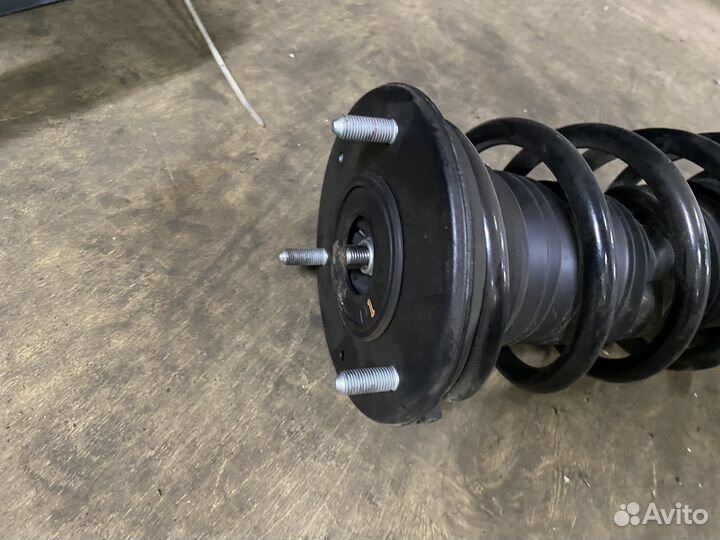 Задний амортизатор правый Lexus LC500