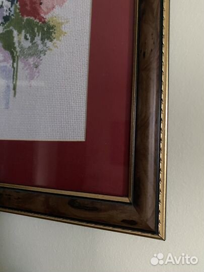 Вышитая крестиком картина в раме