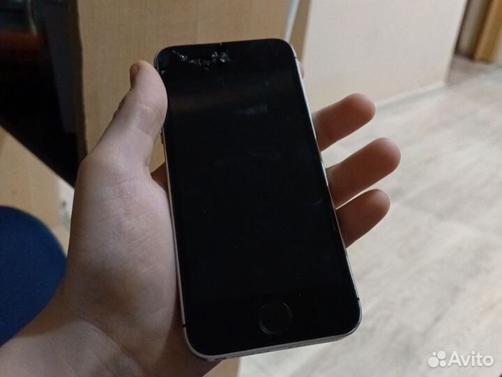 iPhone SE, 32 ГБ