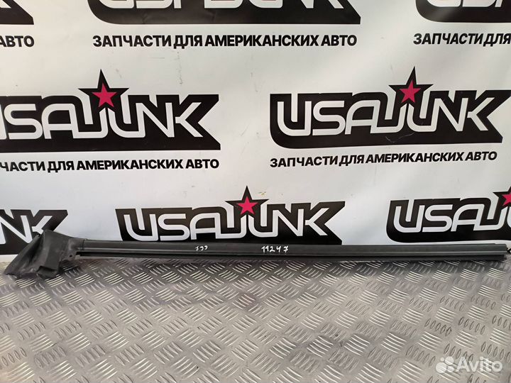 Уплотнитель стекла двери левый Ford Mustang