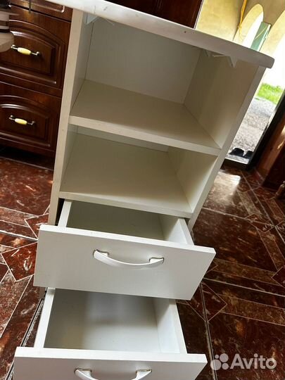 Маникюрный стол