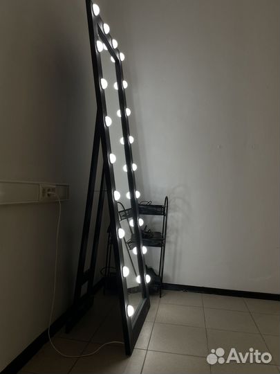 Гримерное зеркало с лампочками
