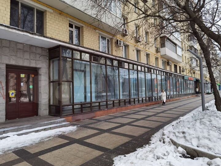 Торговая площадь 140м² на первой лини, метро рядом