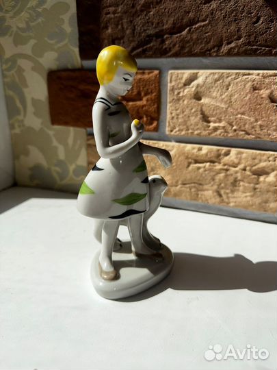 Фарфоровая статуэтка девочка С козленком