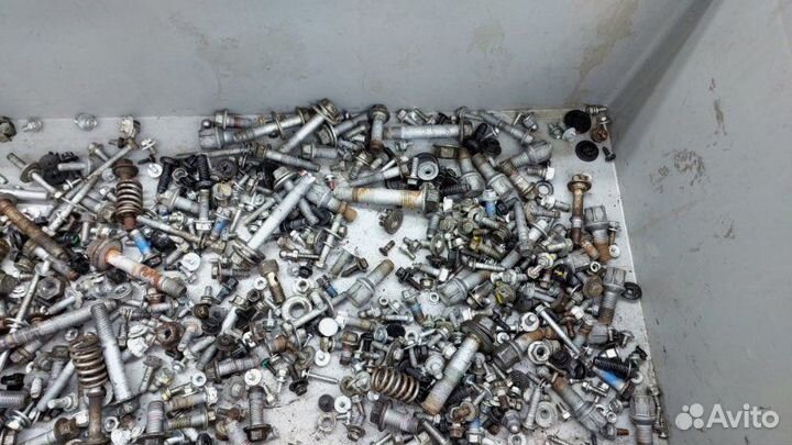 Б/У Болты комплект Состояние отличное, оригинал