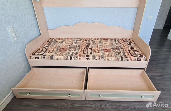 Продам спальный гарнитур (кровать, шкаф, стол)