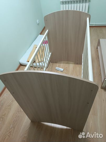 Детская кроватка с маятником и ящиком