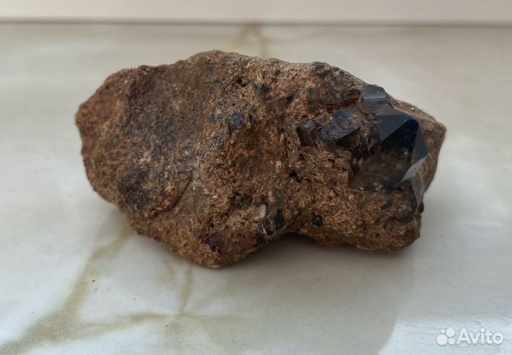 Камень с настоящей друзой раухтопаза