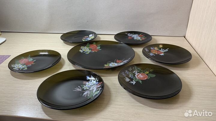 Набор тарелок из тёмного стекла