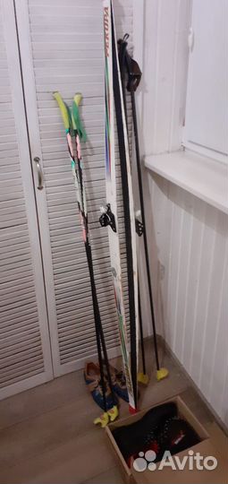 Лыжные ботинки новые, лыжи и палки б/у