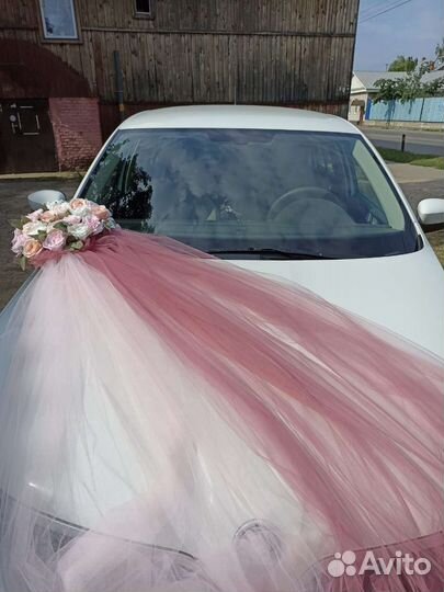 Украшение для автомобиля в розовом цвете