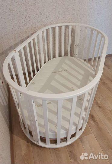 Детская кроватка с маятником