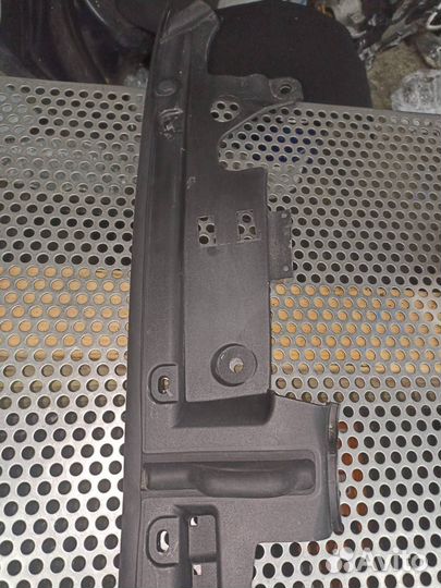 Пластик моторного отсека левый верхний BMW 5