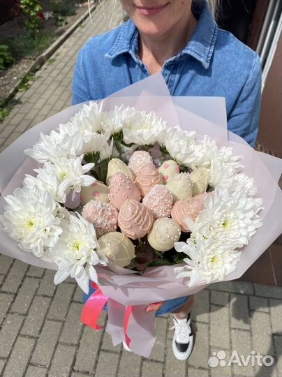 Букеты из клубники и цветов