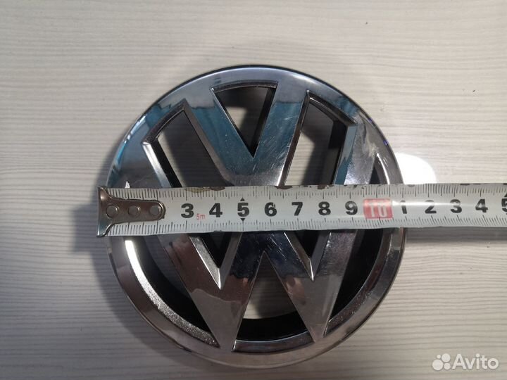 Эмблема Volkswagen в решетку радиатора Polo