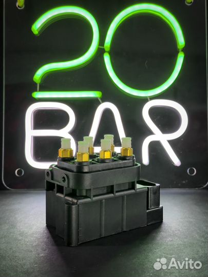 Блок клапанов пневмоподвески Mercedes-Benz S W221