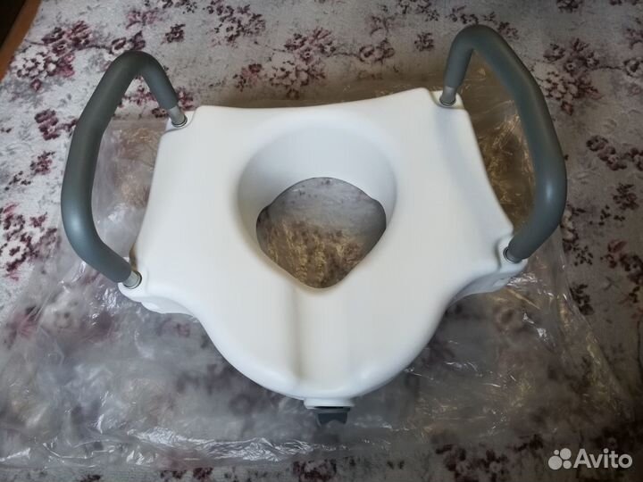 Насадка на унитаз с поручнями