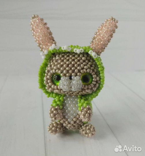 Заяц игрушка амигуруми из чешского бисера