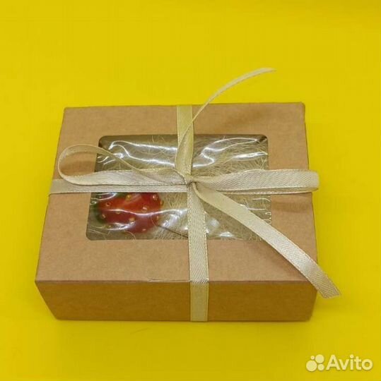 Брошь- клубничка