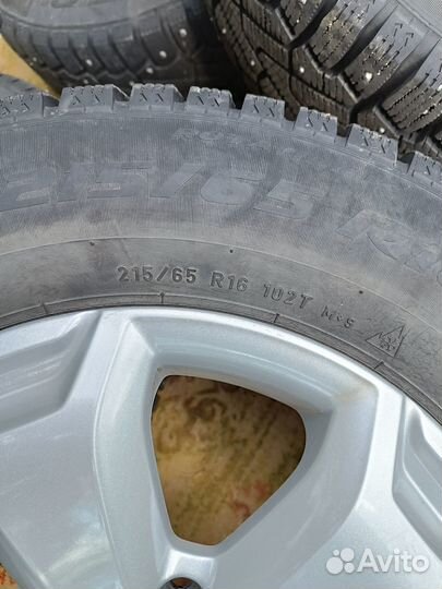 Pirelli Ice Zero 215/65 R16