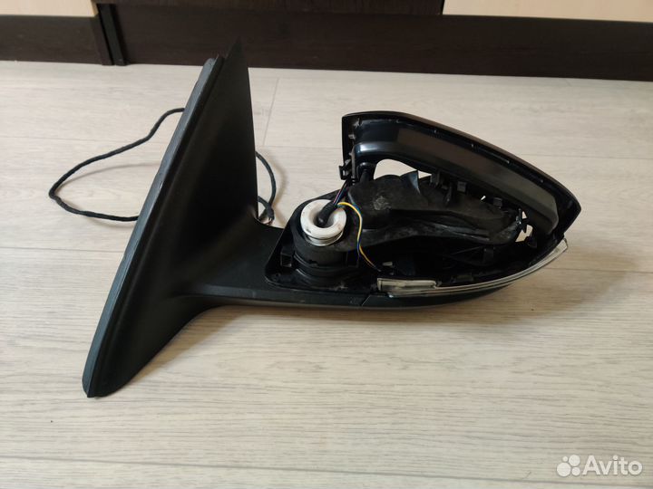 Корпус зеркала левое Skoda Octavia A7