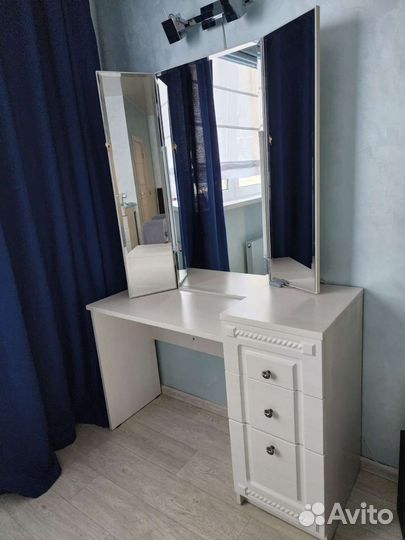 Туалетный столик трюмо с зеркалом
