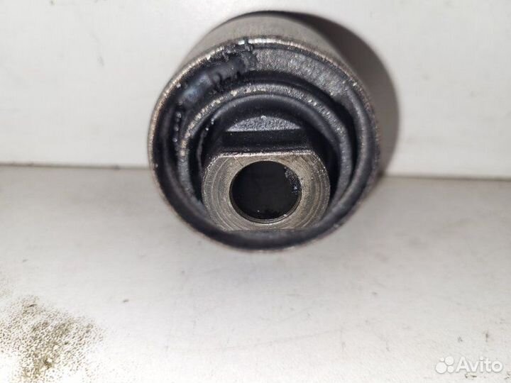 Сайлентблок переднего рычага низ Volkswagen Passat