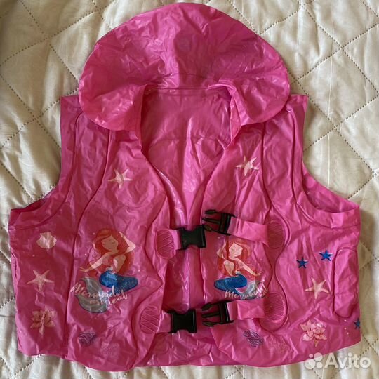 Купальник, нарукавники и другие вещи для плавания