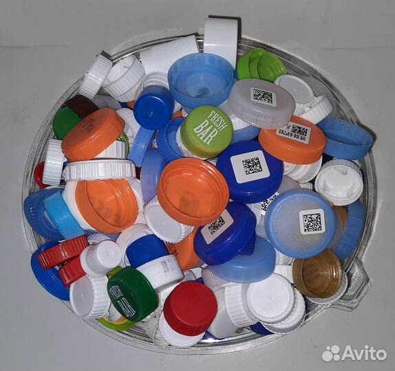 Крышки пластиковые разных размеров и цветов