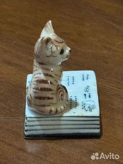 Фарфоровая статуэтка кошка на книге ручная работа