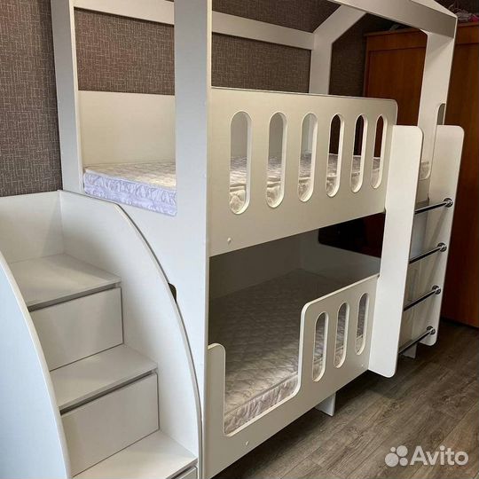 Двухъярусная кровать